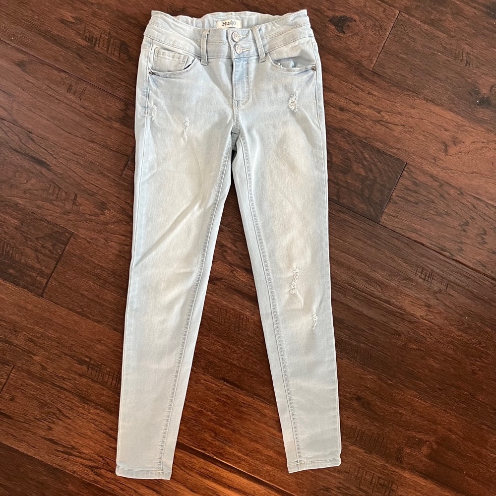 Girls MUDD Lightwash Distressed Skinny Jeans. Size 10